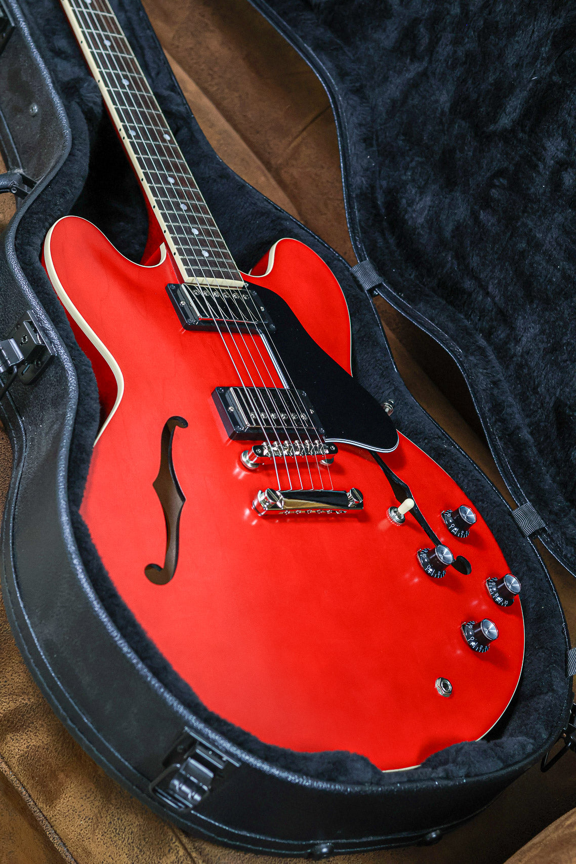 Gibson ES-335 2023 | Satin Cherry – GitaarBarbaar B.V.