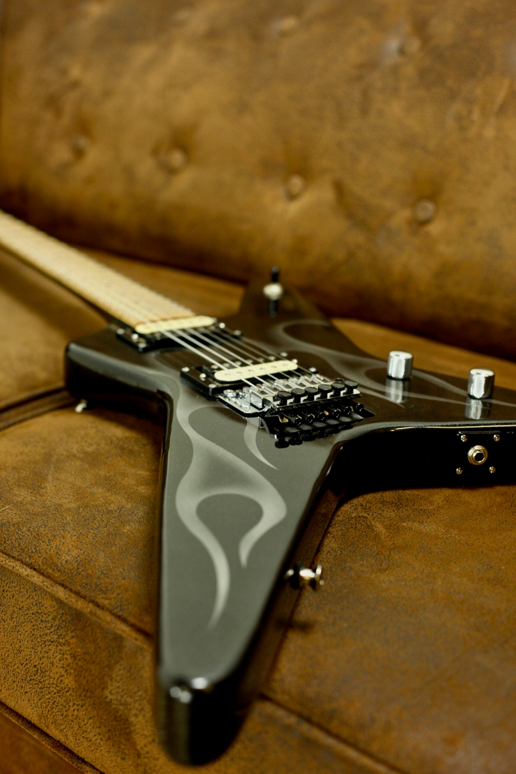 Kramer Guitars Tracii Guns Gunstar Voyager | Black Flame