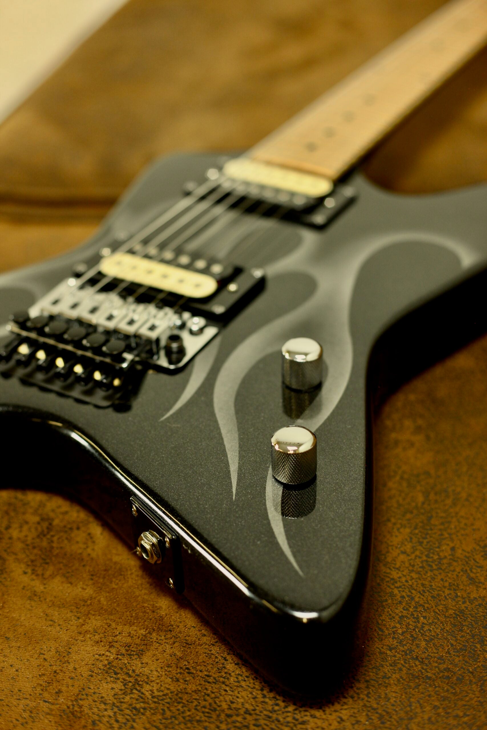 Kramer Guitars Tracii Guns Gunstar Voyager | Black Flame