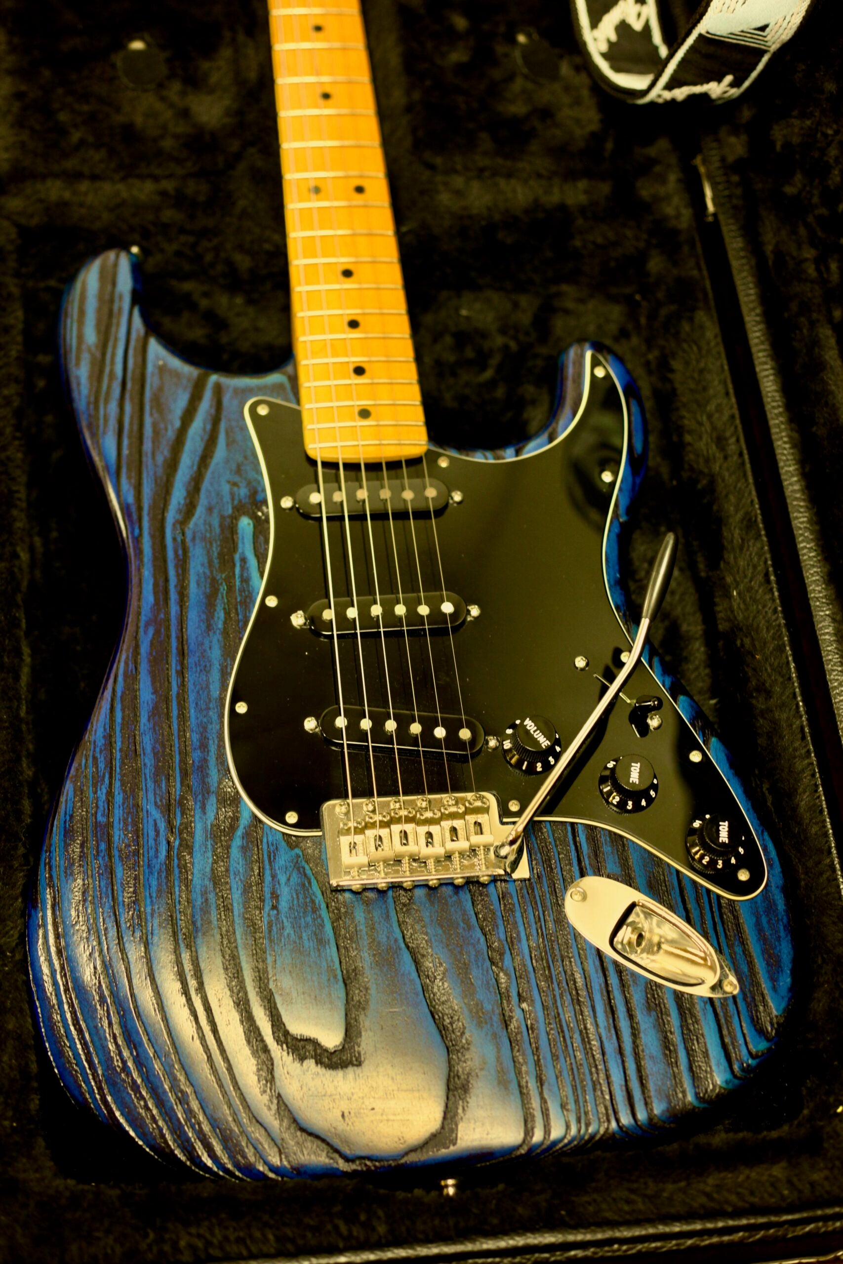 Fender Ltd Sandblasted Ash Stratocaster 2015 | Sapphire Blue