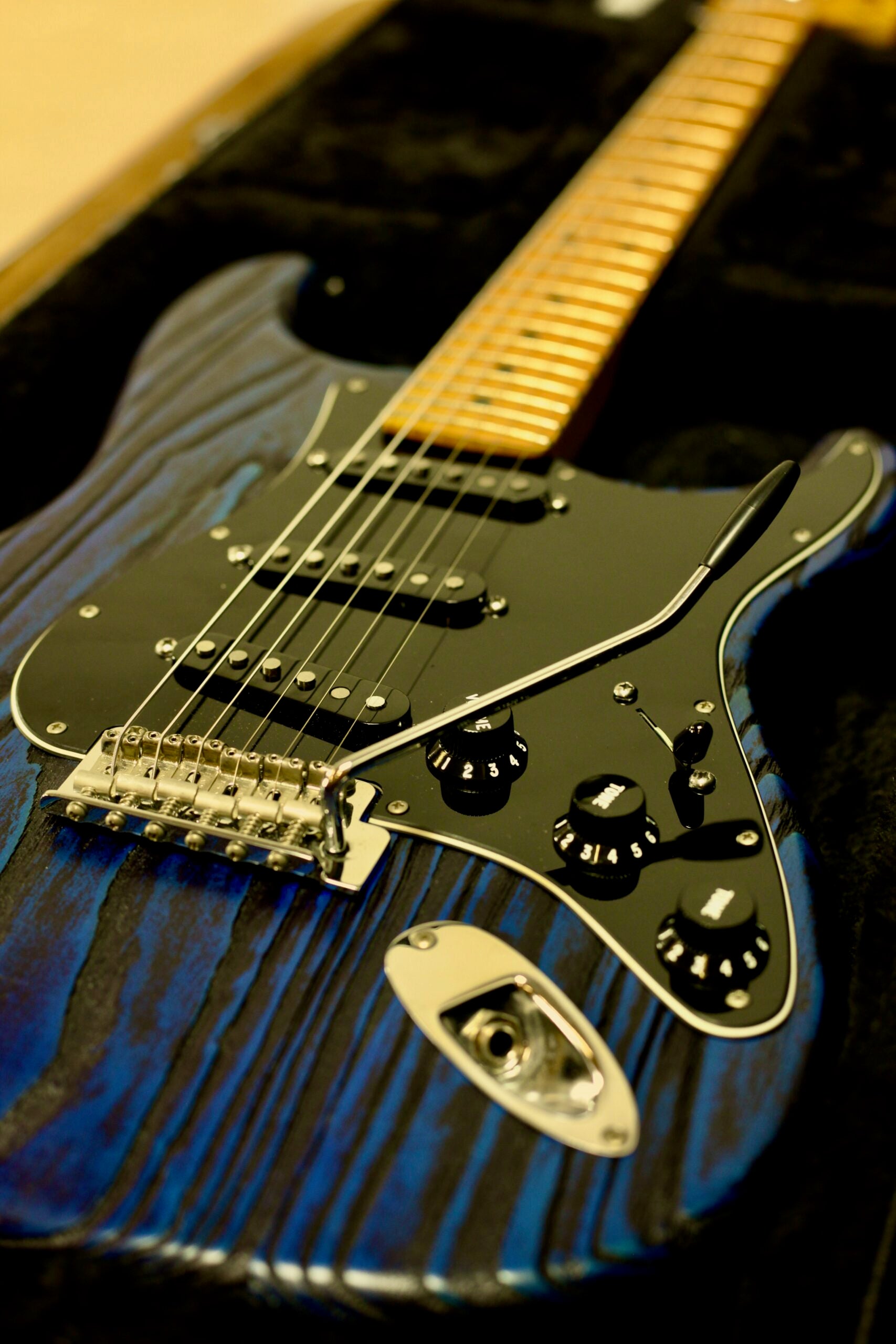 Fender Ltd Sandblasted Ash Stratocaster 2015 | Sapphire Blue