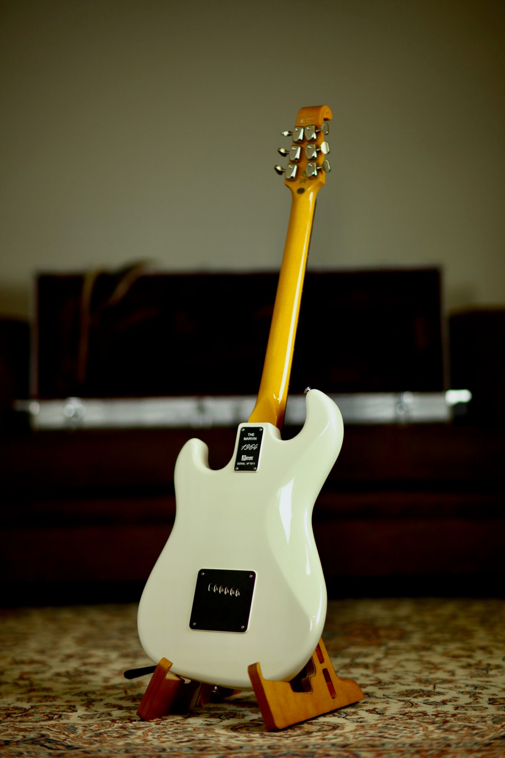 Burns “The Legend” Hank Marvin Signature | White