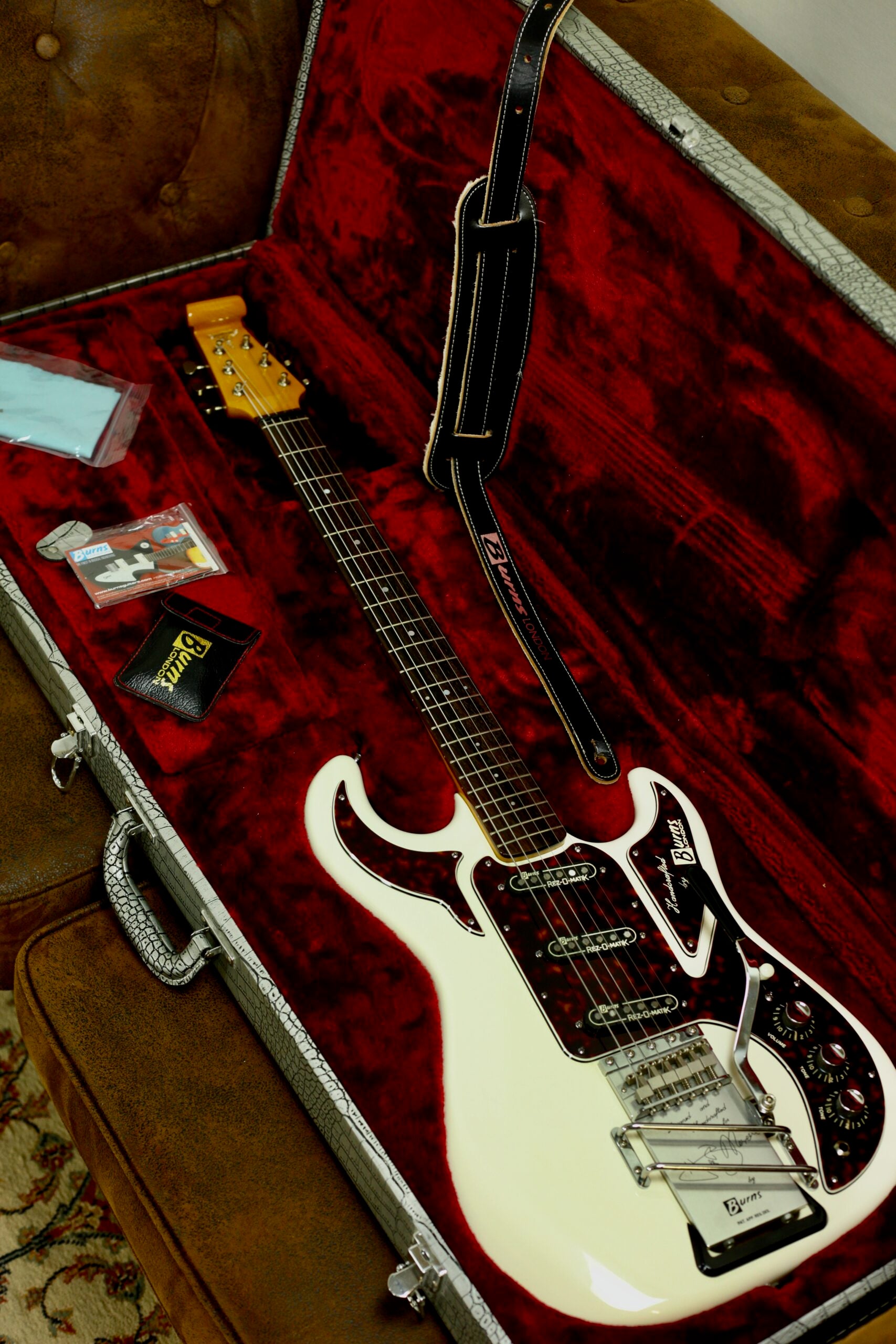 Burns “The Legend” Hank Marvin Signature | White