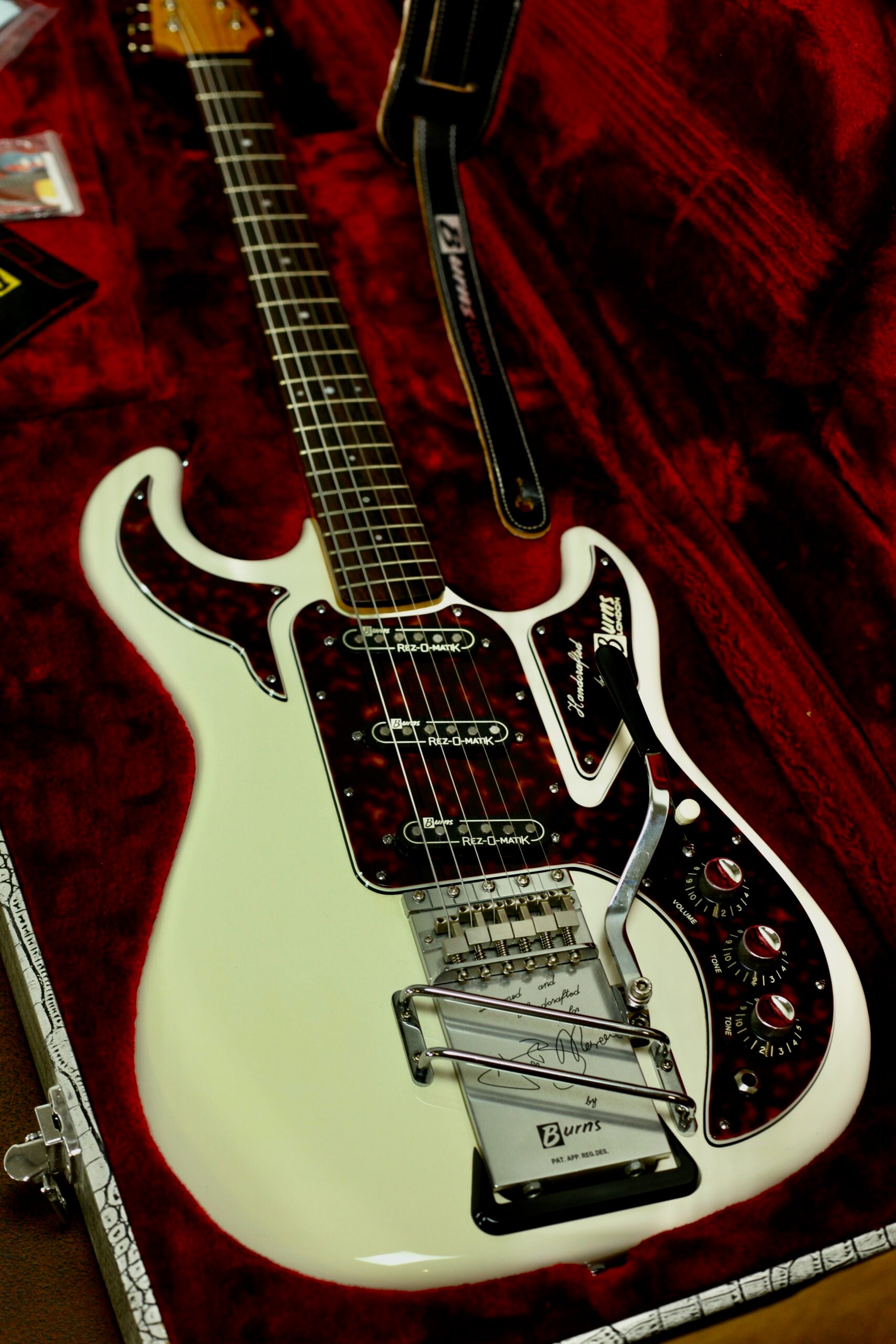 Burns “The Legend” Hank Marvin Signature | White