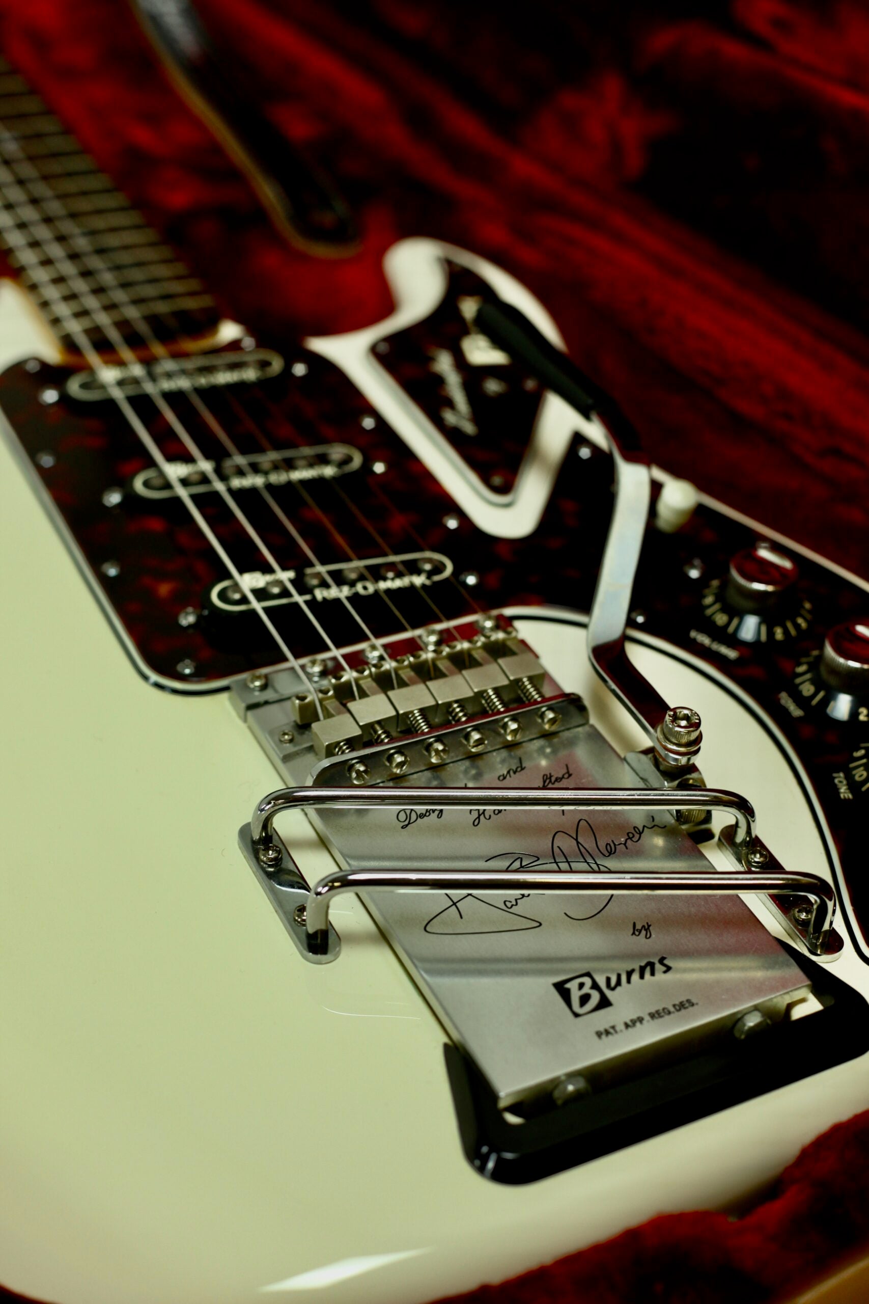 Burns “The Legend” Hank Marvin Signature | White