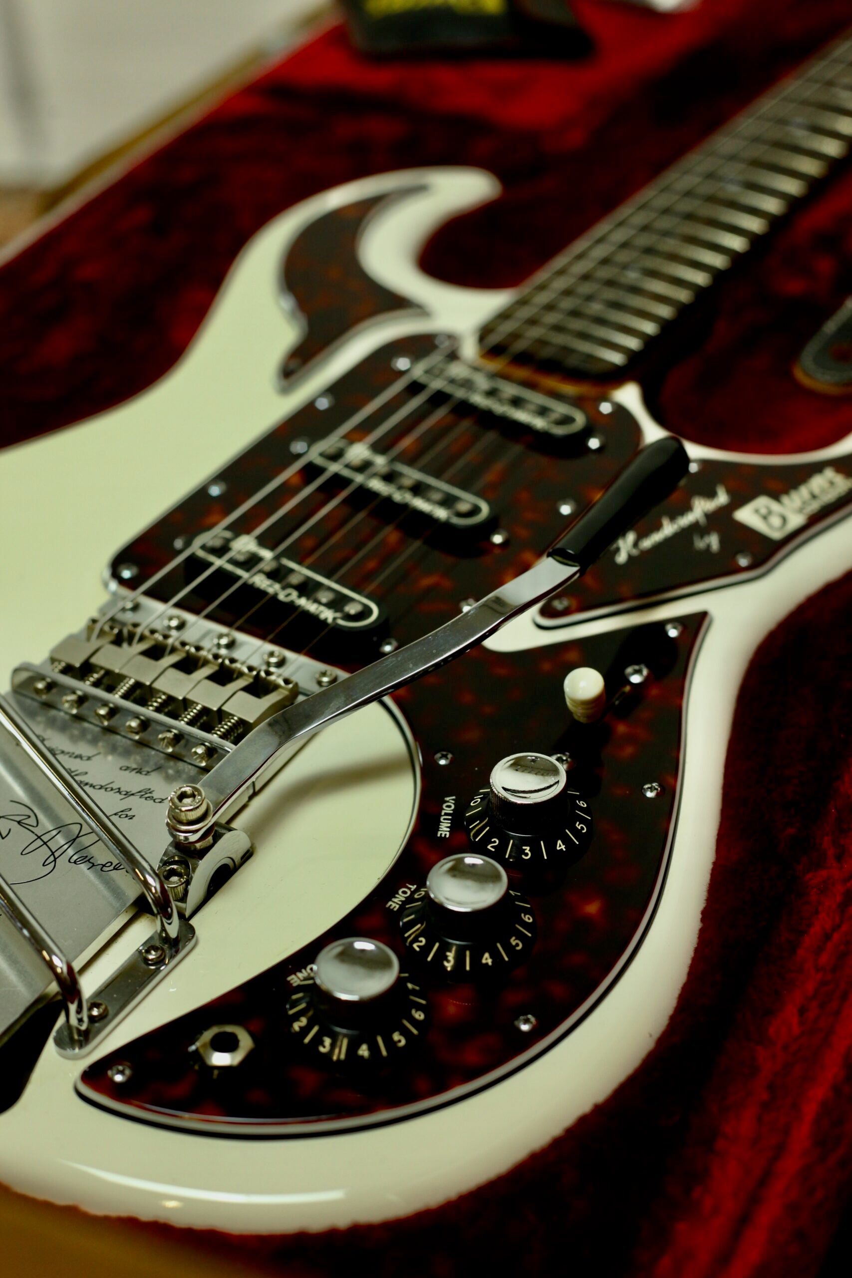 Burns “The Legend” Hank Marvin Signature | White