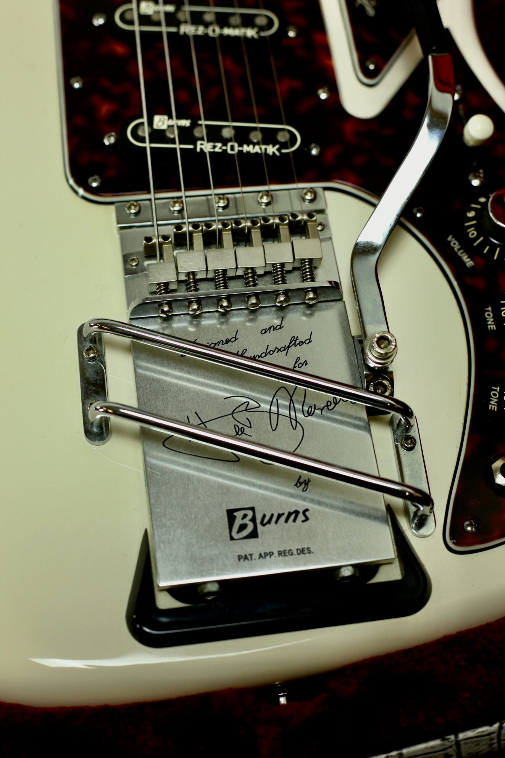Burns “The Legend” Hank Marvin Signature | White
