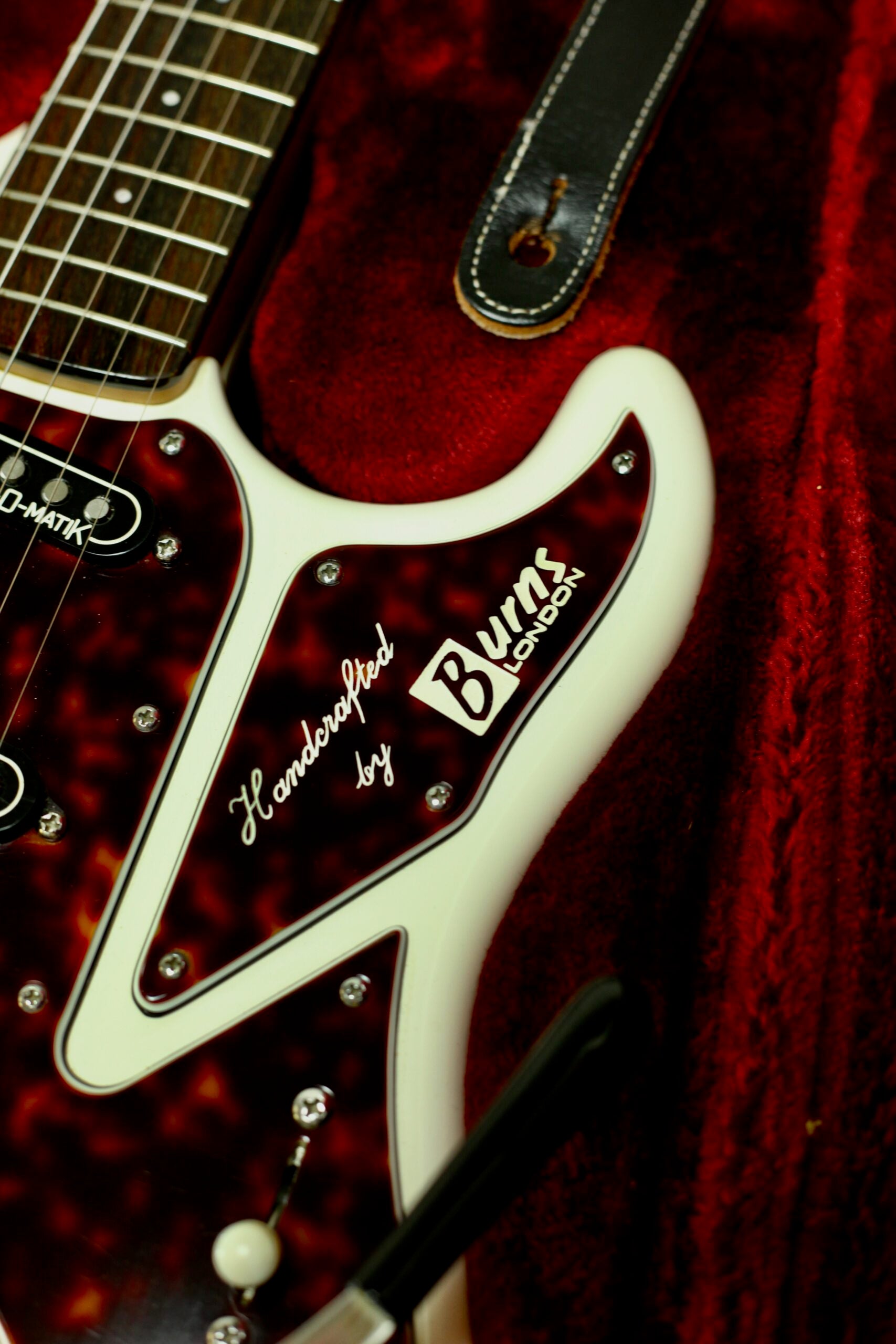 Burns “The Legend” Hank Marvin Signature | White