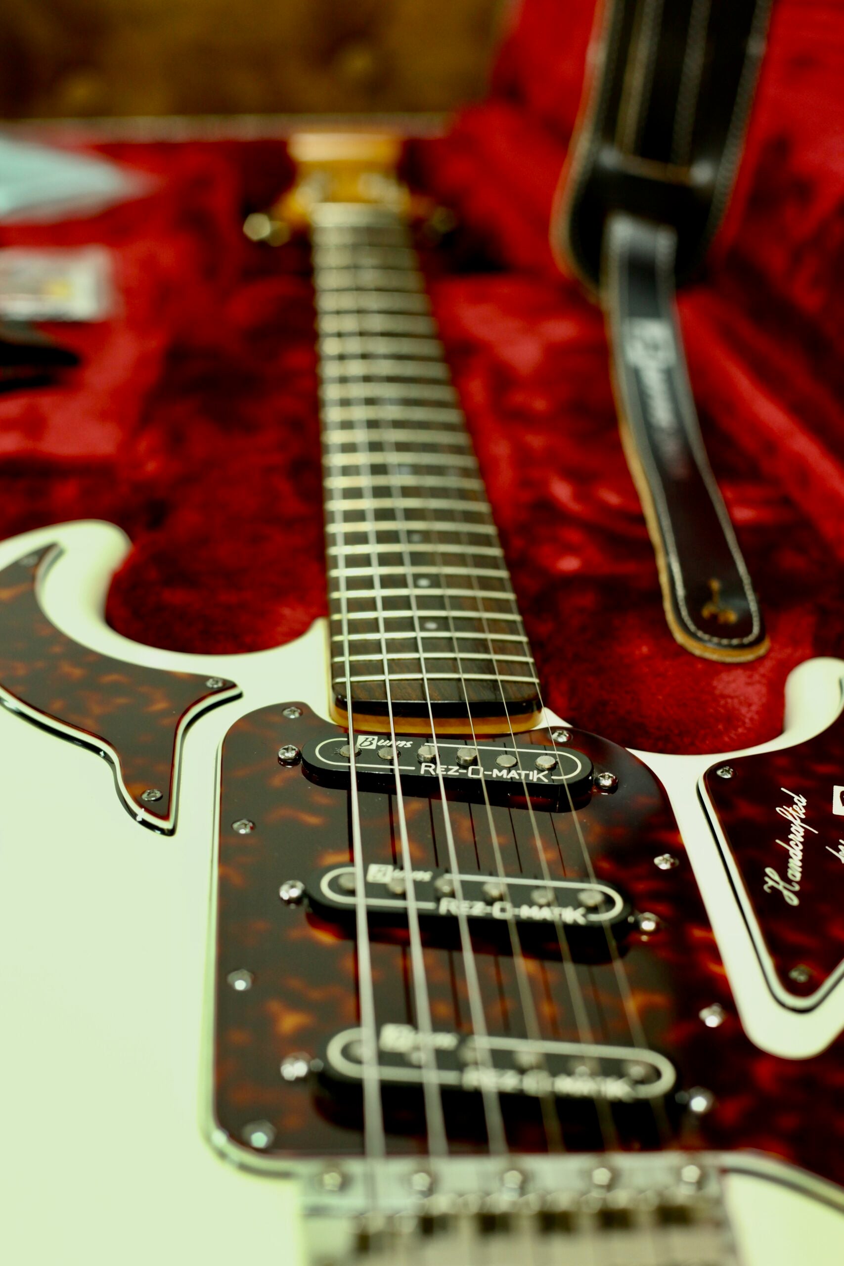 Burns “The Legend” Hank Marvin Signature | White
