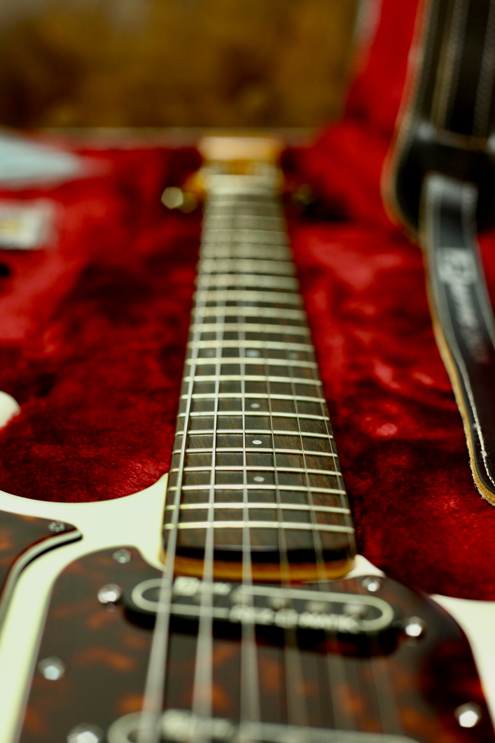 Burns “The Legend” Hank Marvin Signature | White