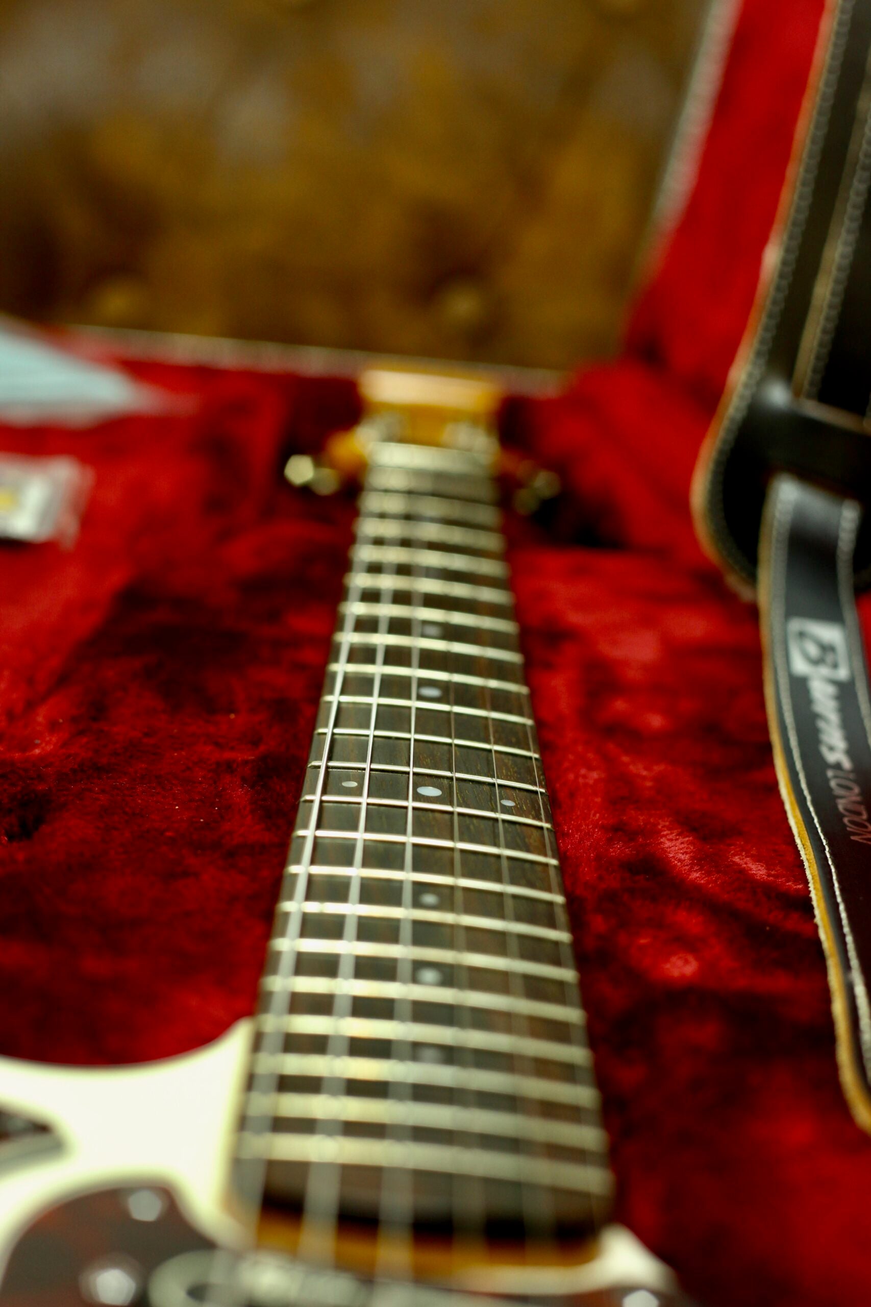 Burns “The Legend” Hank Marvin Signature | White