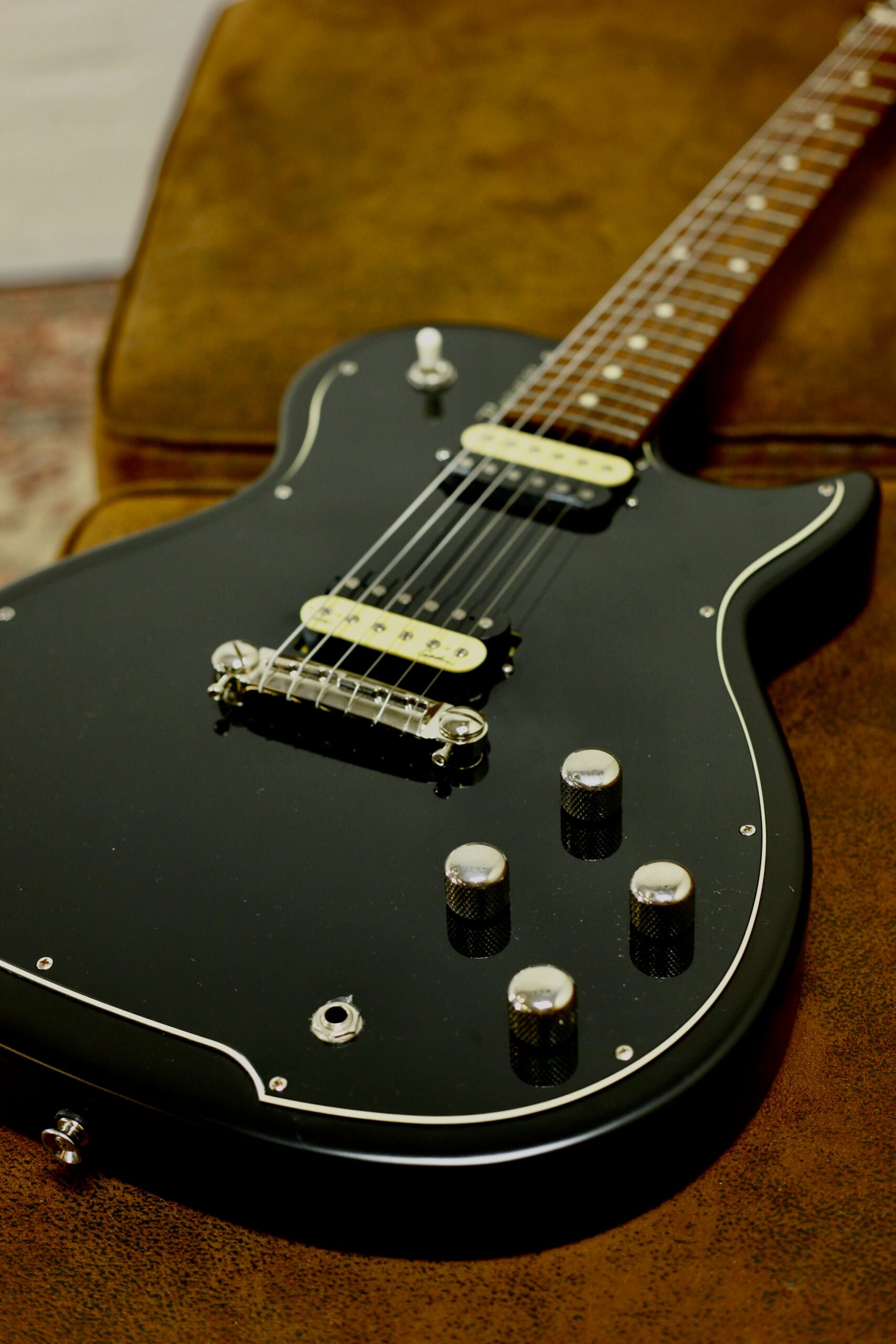 Godin Radiator 2020 | Matte Black – GitaarBarbaar B.V.
