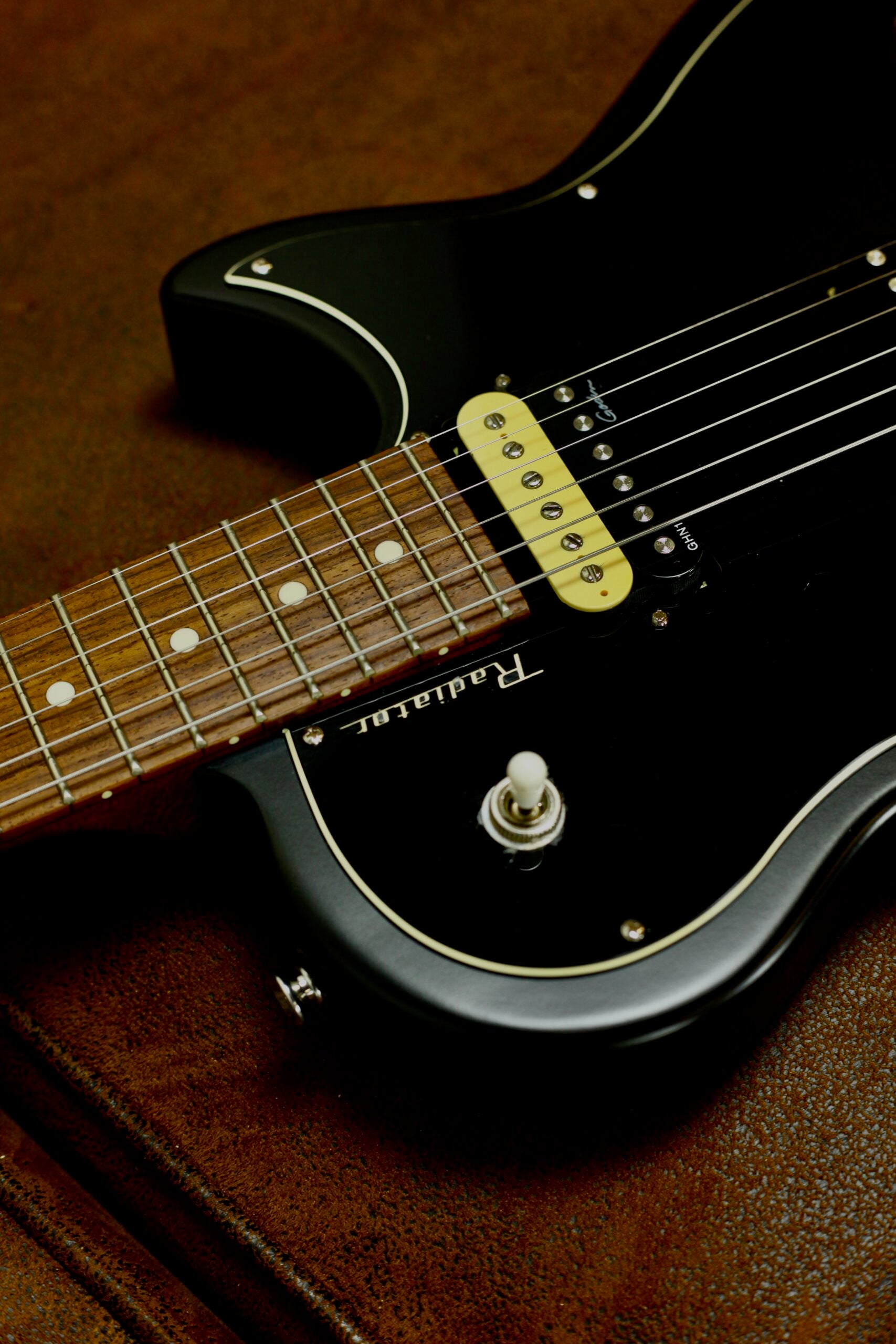 Godin Radiator 2020 | Matte Black – GitaarBarbaar B.V.