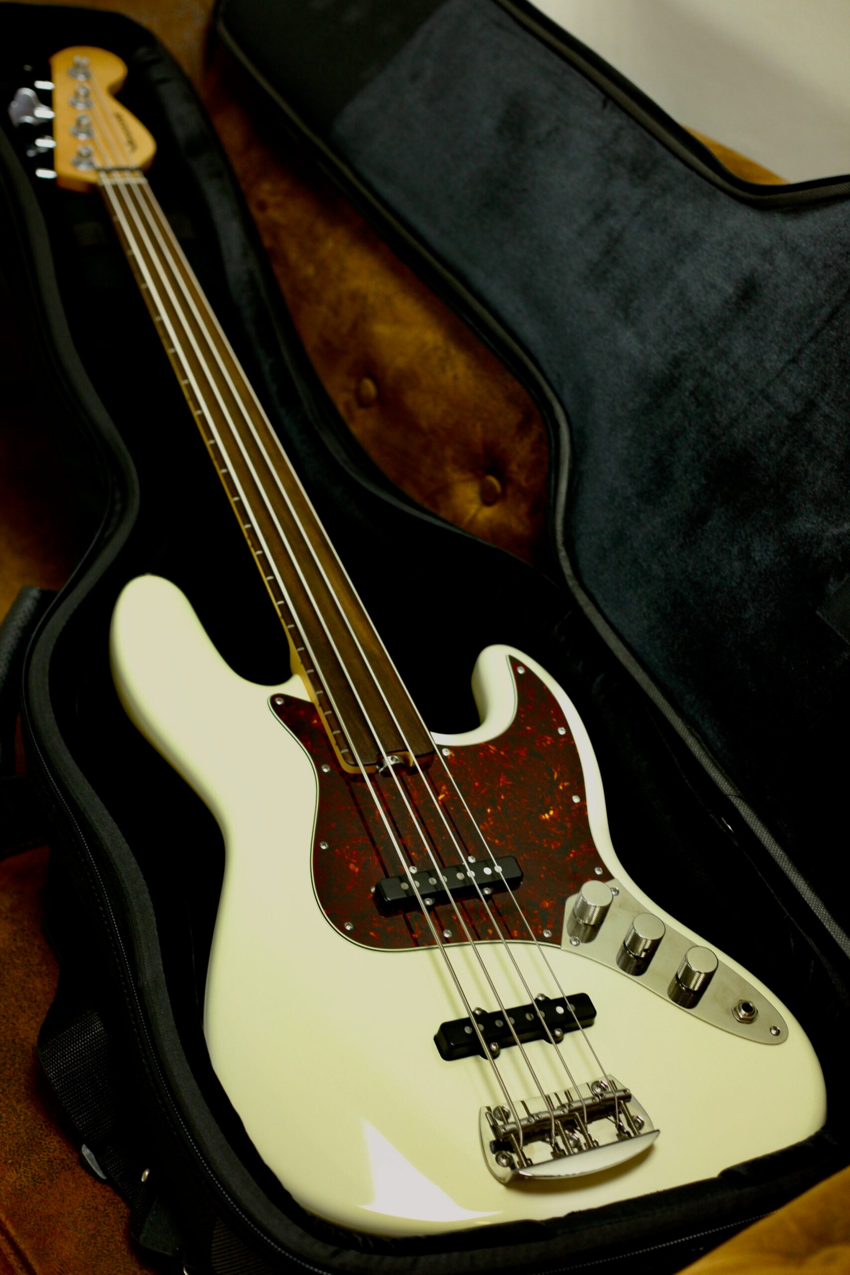 Vincent Metropol 4 Fretless 2021 | White