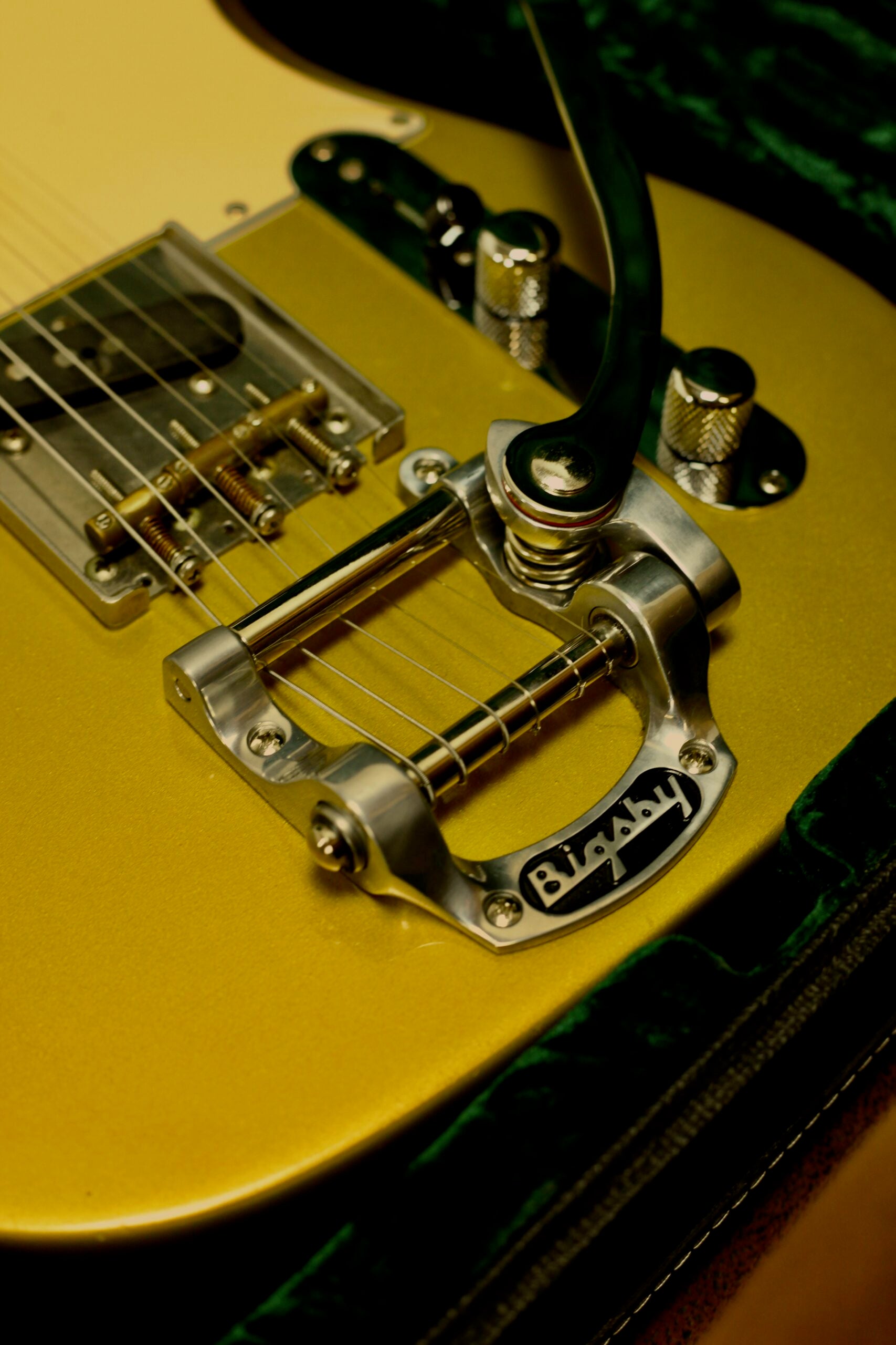 Del-Tone 60's T-style Bigsby | Gold