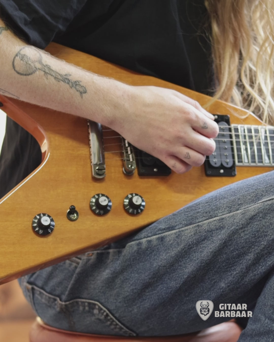 Load video: Gibson Dave Mustaine Flying V | Antique Natural