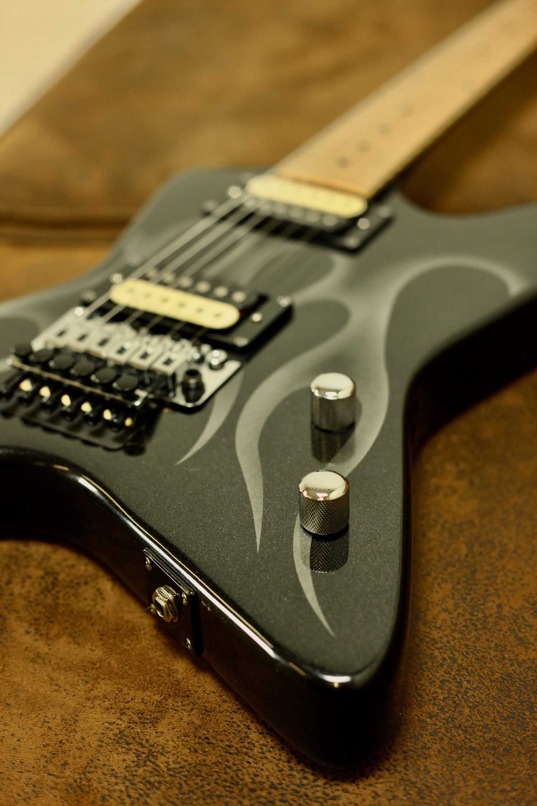 Kramer Guitars Tracii Guns Gunstar Voyager | Black Flame