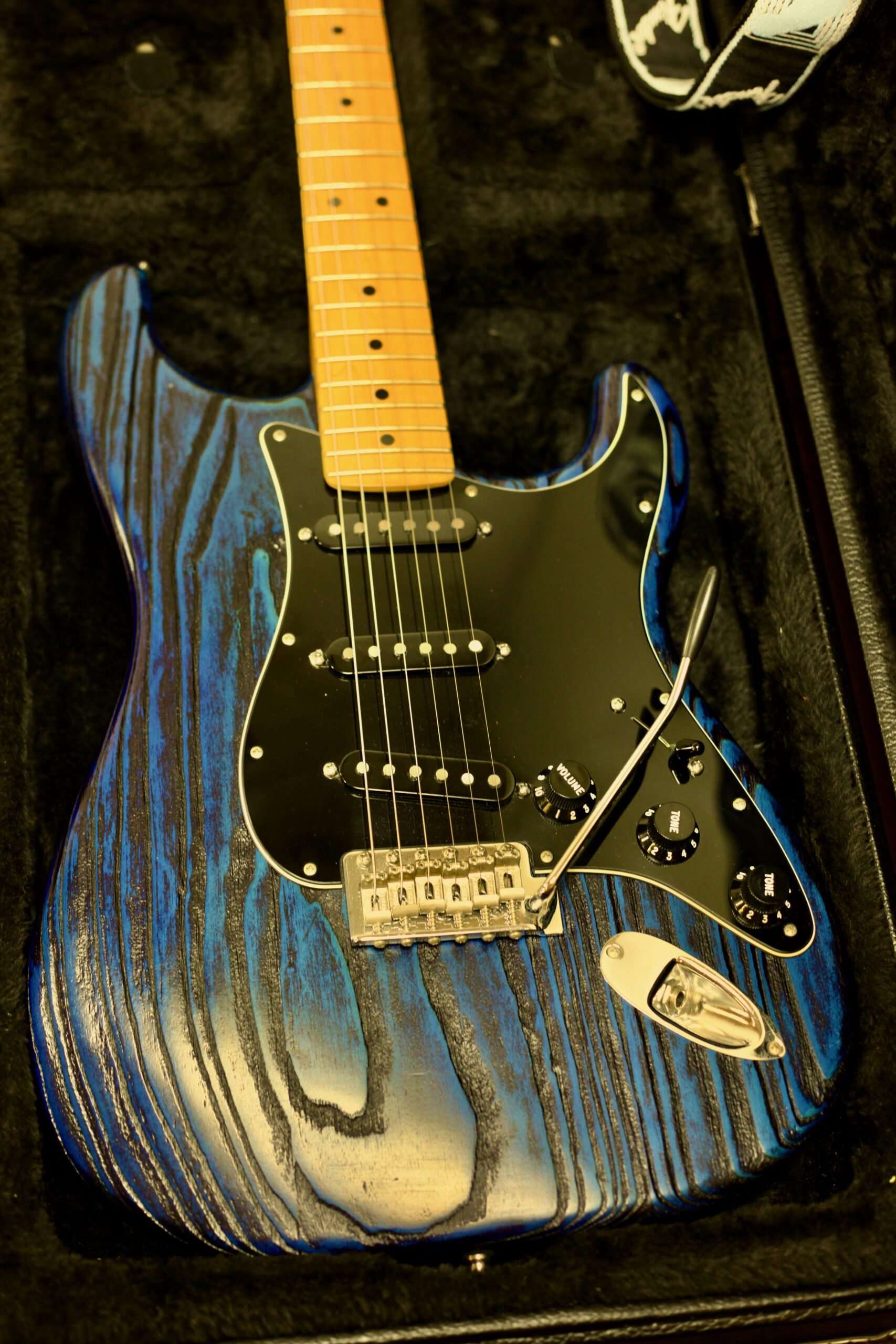 Fender Ltd Sandblasted Ash Stratocaster 2015 | Sapphire Blue
